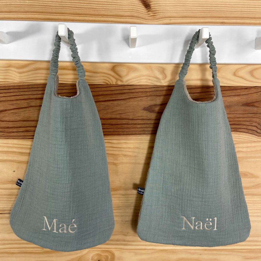 bavoir maternelle personnalisé personnalisée Maé et Naël vert doublée noisette