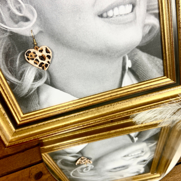 Boucles oreilles forme coeur motif léopard