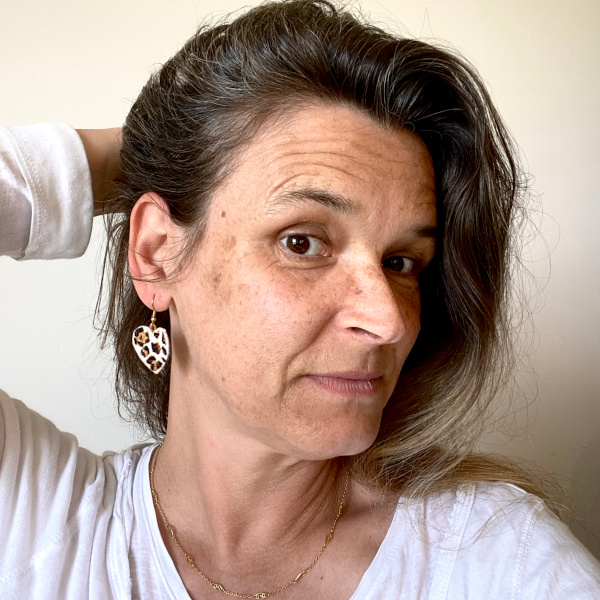 Boucles oreilles brodées motif coeur léopard