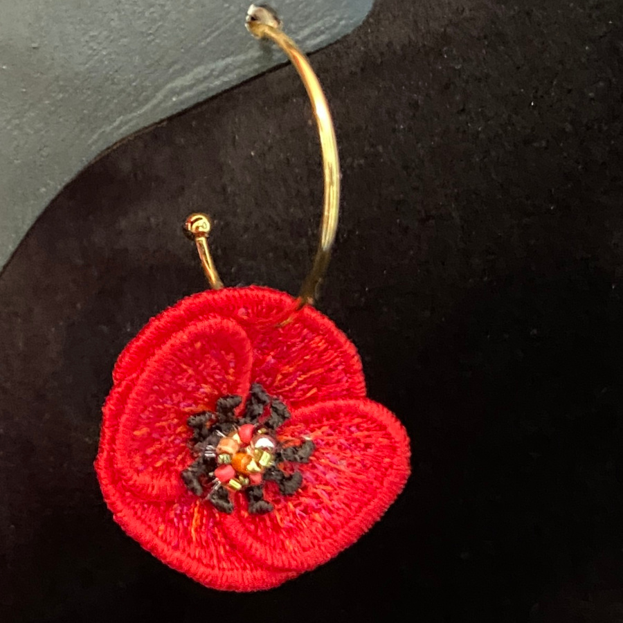boucles oreilles coquelicots rouge brodées détail