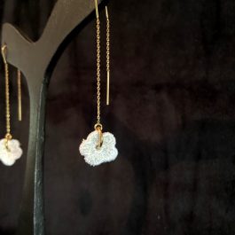 Boucles d’oreilles pampilles fleurs blanches