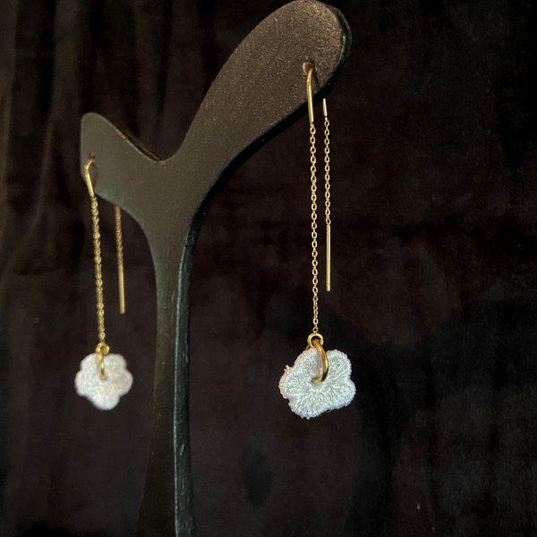 Boucles d'oreilles pampilles blanches et dorées