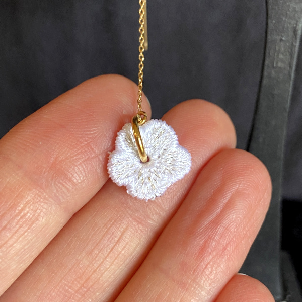 Boucles d'oreilles pampilles blanches et dorées artisanales, détail