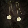 Boucles d'oreilles brodées pampilles blanches et dorées artisanales