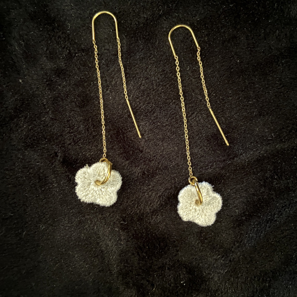 Boucles d'oreilles brodées pampilles blanches et dorées artisanales